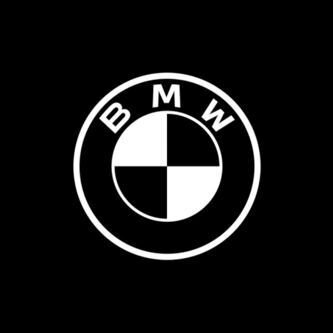 Интересный факт о BMW: Логотип BMW с изображением белых лучей, пересекающих синий круг, на самом деле представляет собой поворотные лопасти самолетного винта, отсылая к историческим корням компании, которая в свое время специализировалась на производстве авиационных двигателей.