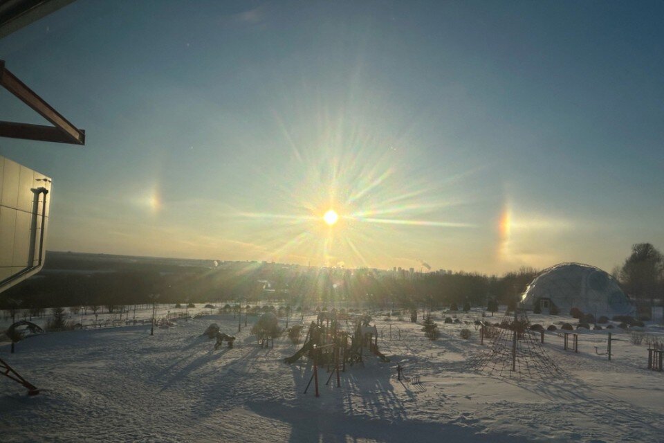 Луч света 10 градусов. Лучевые светильники. Угол между отраженным лучом и плоскостью зеркала. Угол падения равен углу отражения рисунок. Угол отклонения светового луча.