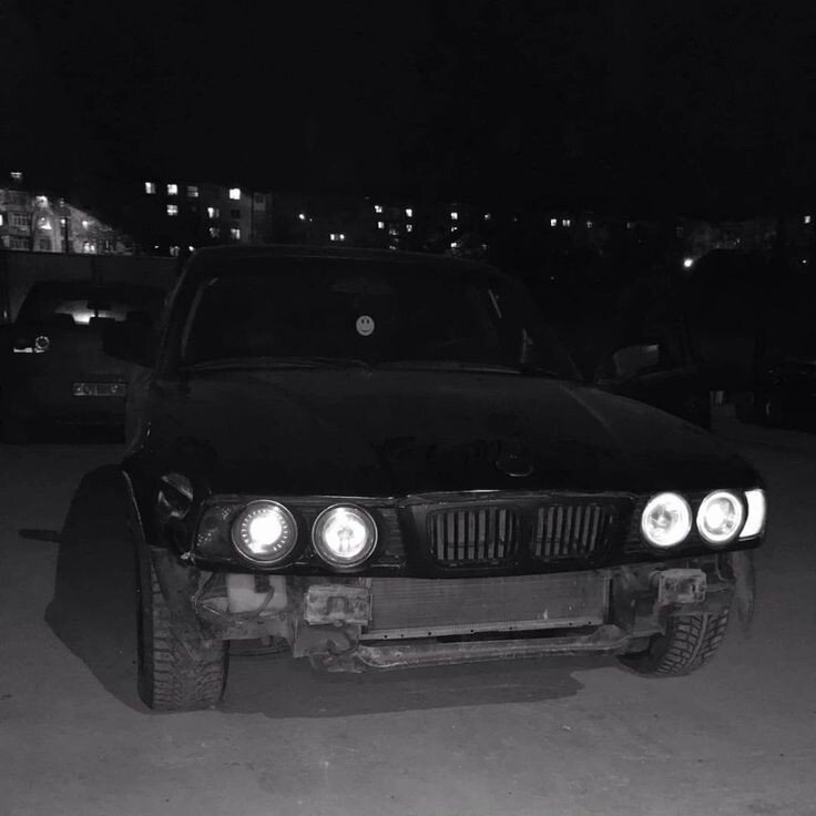 Ещё один интересный факт о BMW: В 1972 году BMW представила свою первую легковую модель с двигателем и приводом на задние колеса, что стало характерной чертой многих их моделей и придало им уникальный стиль вождения.