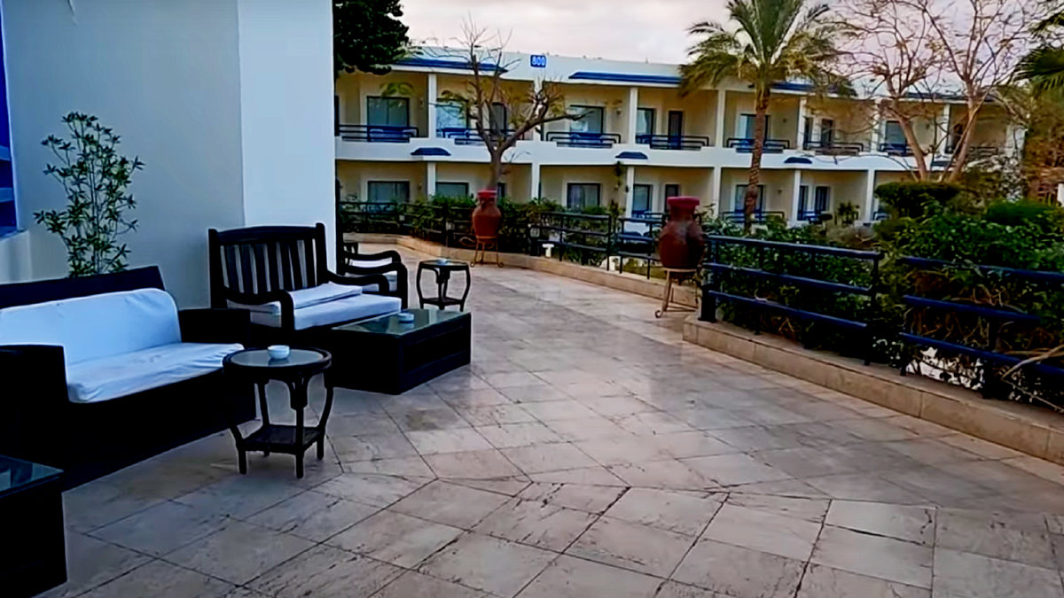 Территория отеля Cataract Resort 4*.