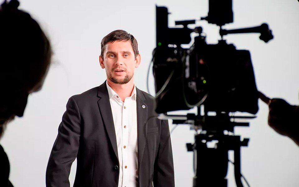    Сергей Тарасов готовится к съемкам для стенда на ВДНХ