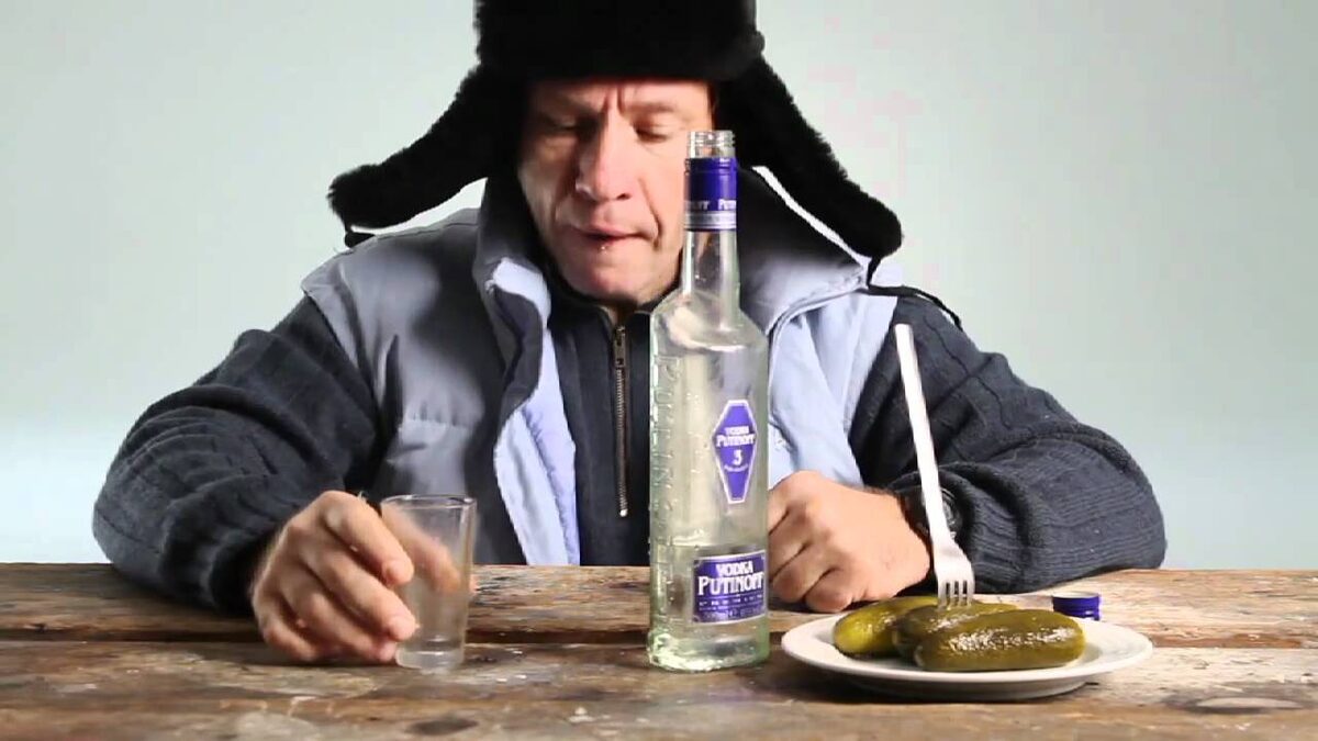 Человек пьет воду. Человек пьет воду из стакана. Он пьет. Пить воду. Пить воду.