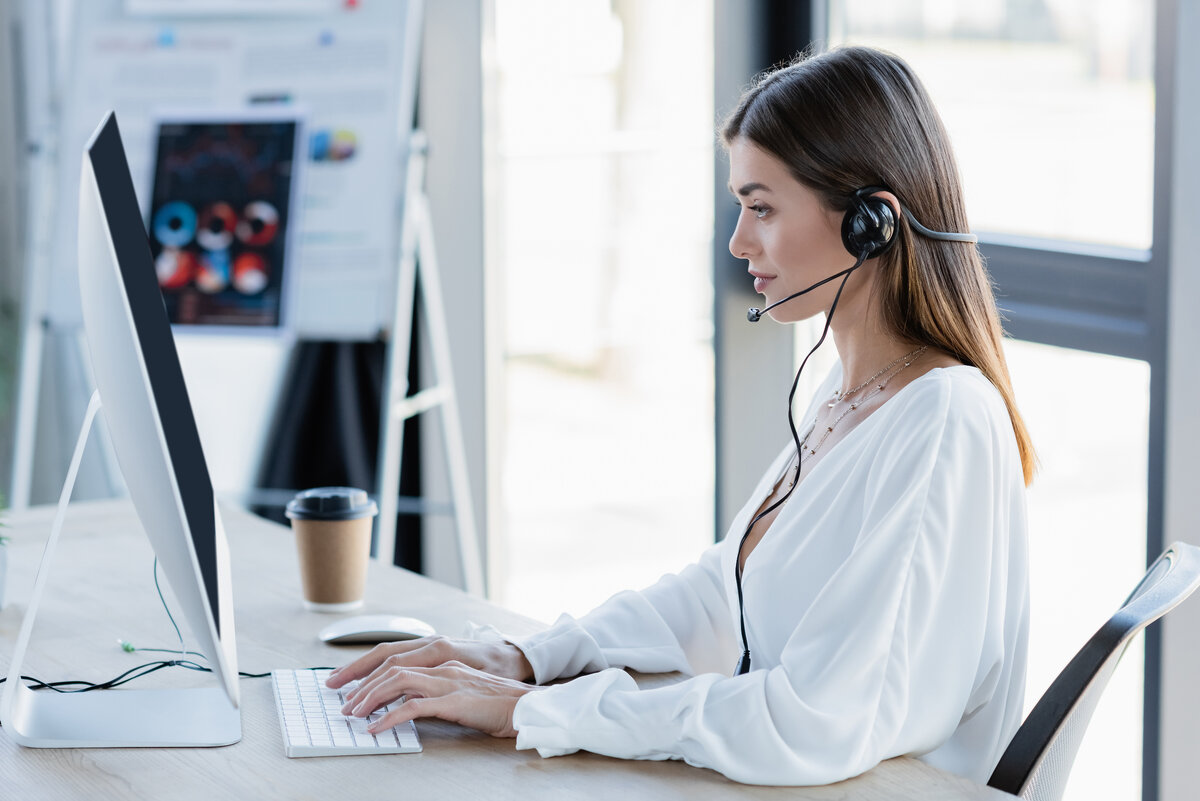 Операторы колл-центра играют ключевую роль во взаимодействии с клиентами – они первыми отвечают на звонки, помогают решить проблемы и оказывают поддержку.