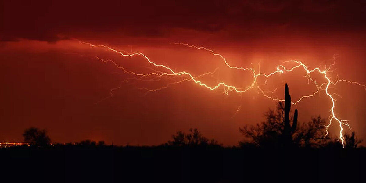 Источник: http://images.fineartamerica.com/images-medium-large-5/red-lightning-saija-lehtonen.jpg