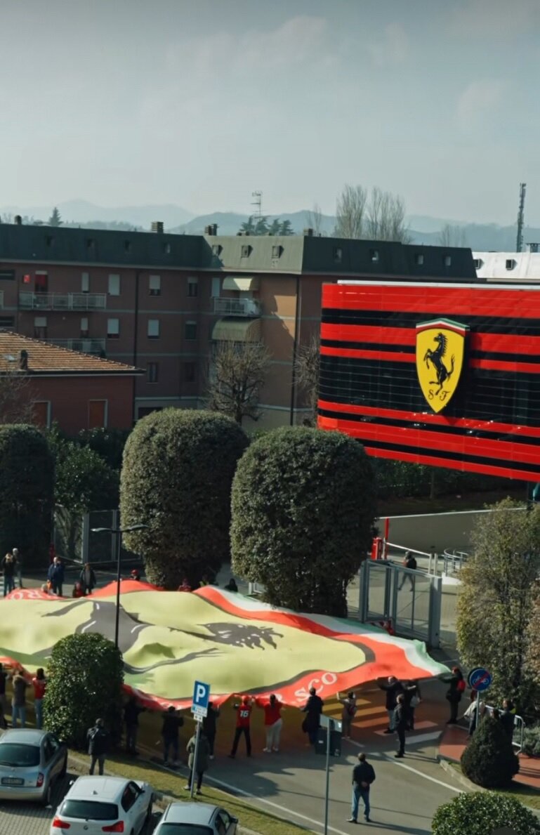 "Гарцующий жеребец" Ferrari перед зданием команды в Маранелло