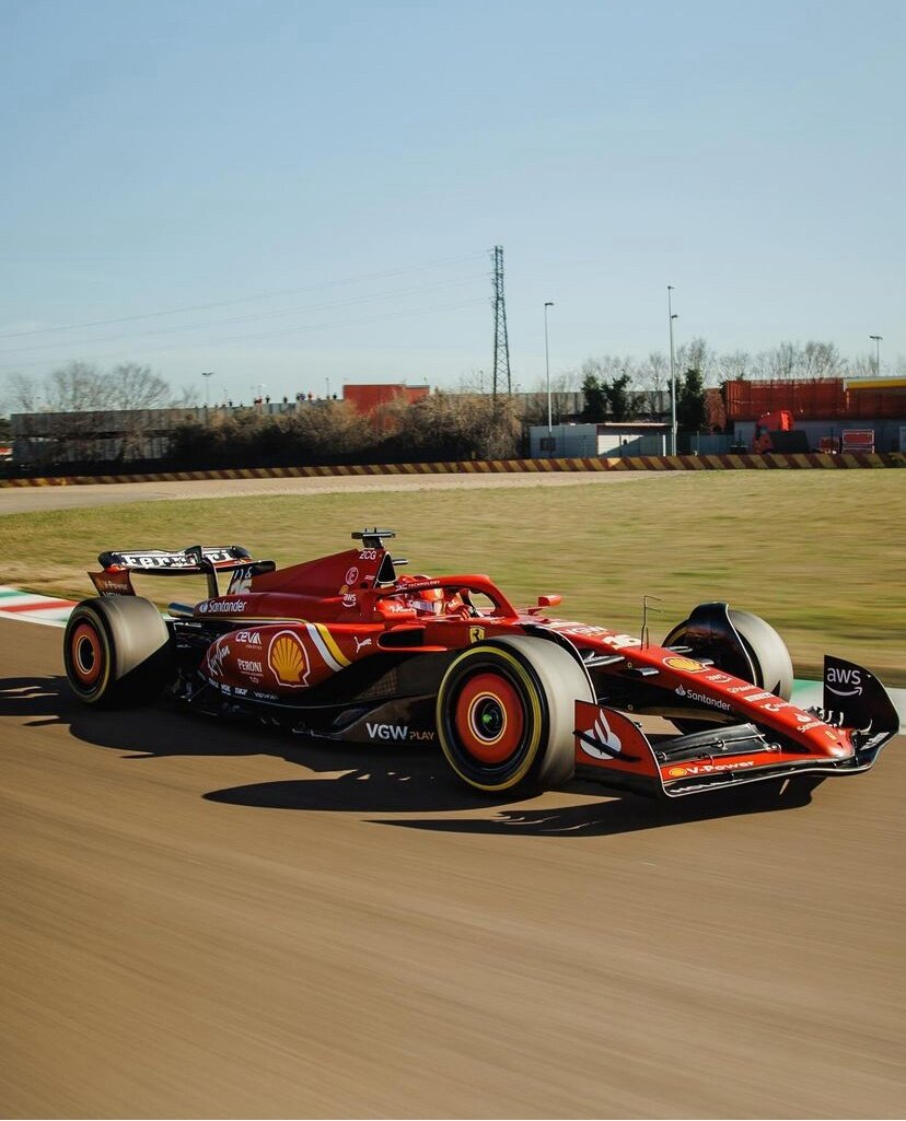 Шарль Леклер за рулем Ferrari SF-24 на треке во Фьорано