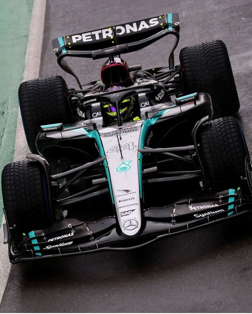 Льюис Хэмилтон пробует свой последний Mercedes в карьере
