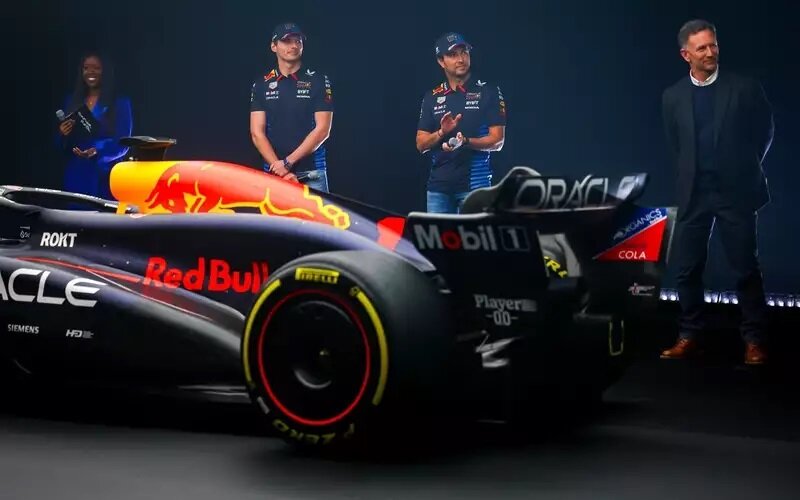 Кристиан Хорнер, Макс Ферстаппен и Серхио Перес на презентации Red Bull RB20