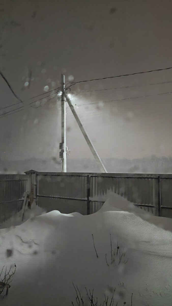 Картинка так не передает ситуацию, но вот такой вид из окна в такие моменты. @ Горбунов Сергей