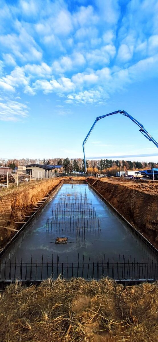 На объекте заливка плиты цокольного этажа