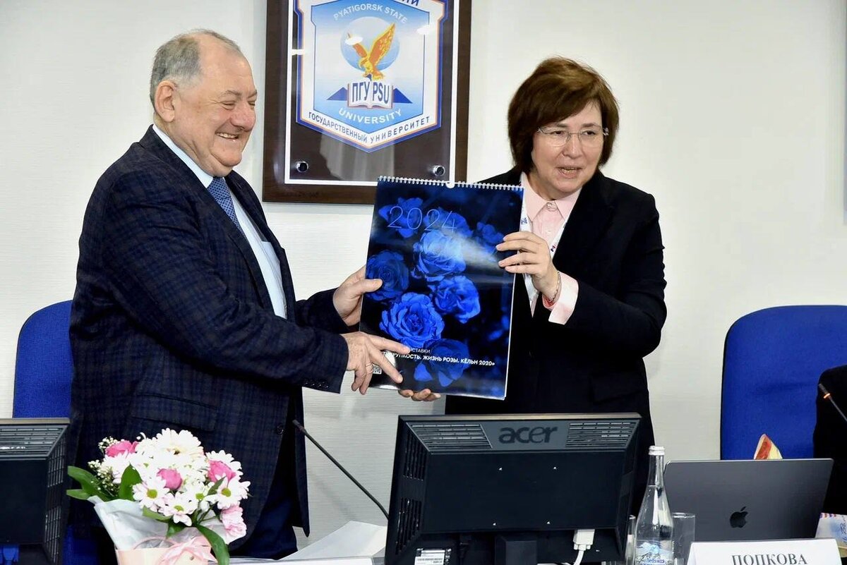 ИНК по доброй традиции научного сотрудничества ИНК и ПГУ подарил ректору ПГУ д.э.н., к.и.н., проф. А.П. Горбунову свой творческий календарь и конфеты в знак дружбы.