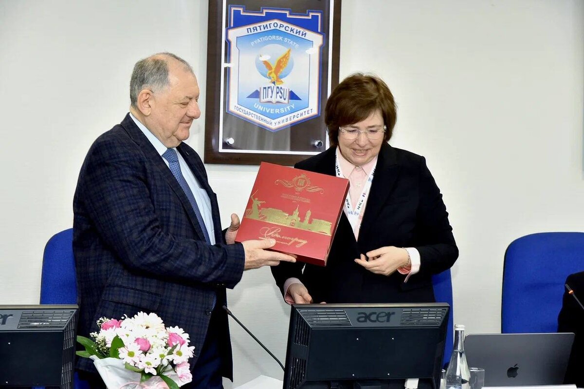 ИНК по доброй традиции научного сотрудничества ИНК и ПГУ подарил ректору ПГУ д.э.н., к.и.н., проф. А.П. Горбунову свой творческий календарь и конфеты в знак дружбы.