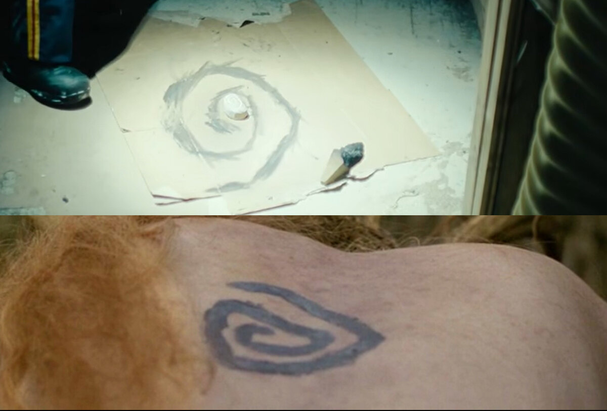 Сверху - кадр из 4-ой серии четвёртого сезона "Настоящего детектива", а снизу - кадр из первого сезона. Как видите, знаки похожи. 