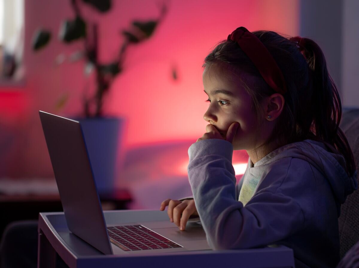    Девочка за компьютером© Фото : Freepik/pvproductions