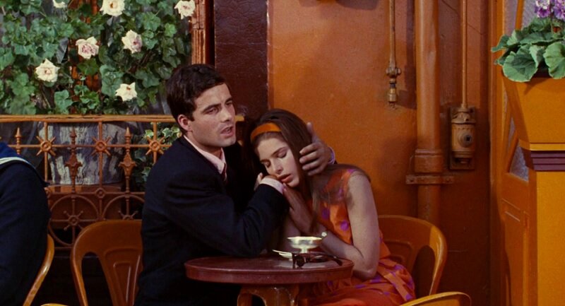 Кадр из фильма «Шербурские зонтики» (1964)