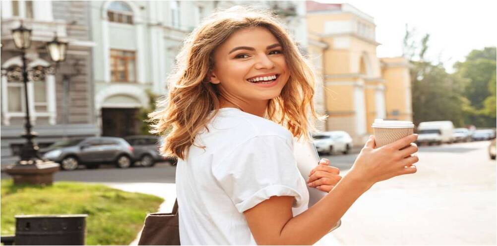 девушка с кофем в руках