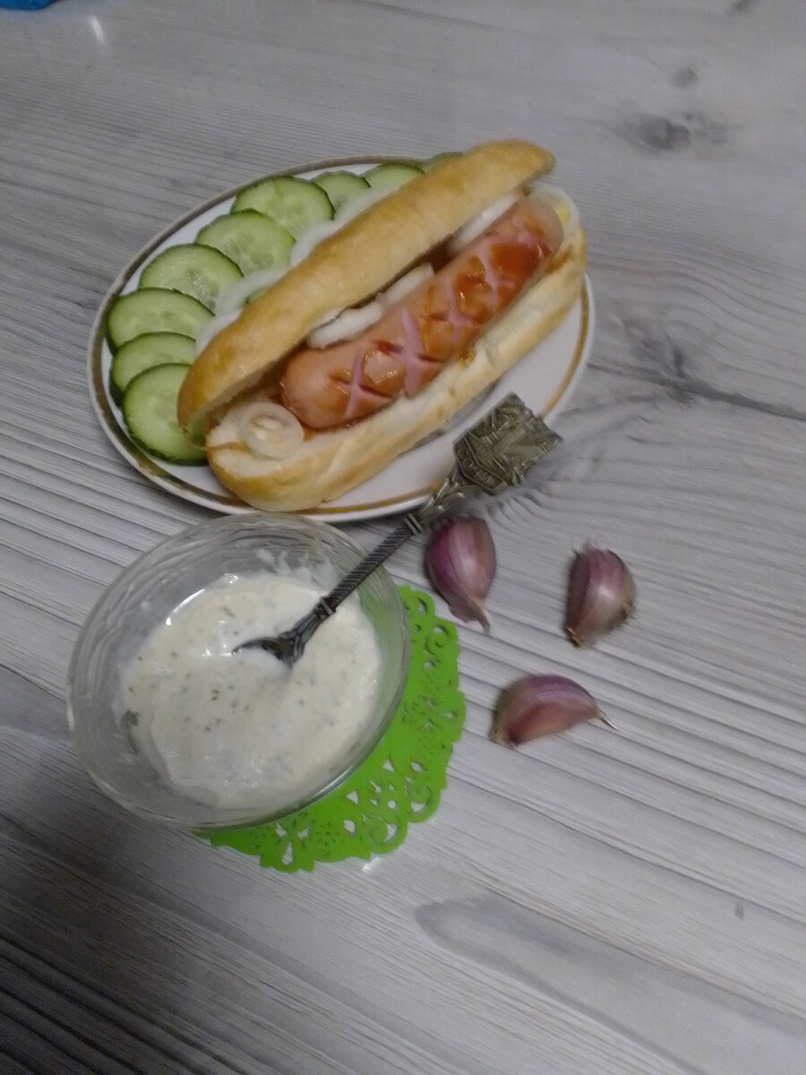 сверху полить щедро сосиску соусом, соус очень вкусный. Обязательно сделайте его.