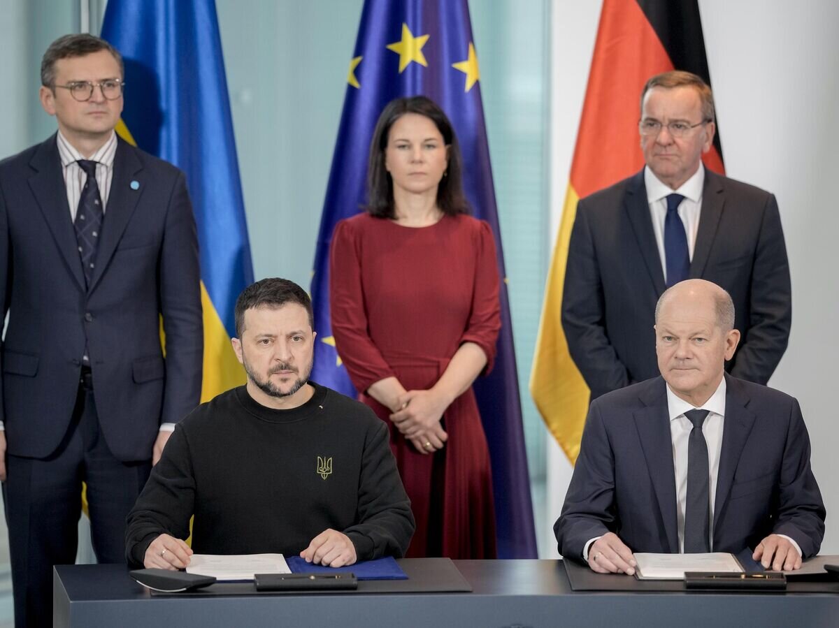    Президент Украины Владимир Зеленский и канцлер Германии Олаф Шольц во время подписания двустороннего соглашения о гарантиях безопасности© AP Photo / Markus Schreiber