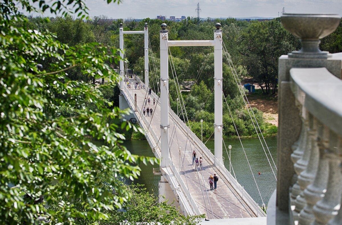Пешеходный мост "Европа - Азия". Река Урал делит условно город на "Европу" и "Азию". Первый деревянный мост появился в 1835 году. Новый мост украсивший набережную построили в 1982 году.