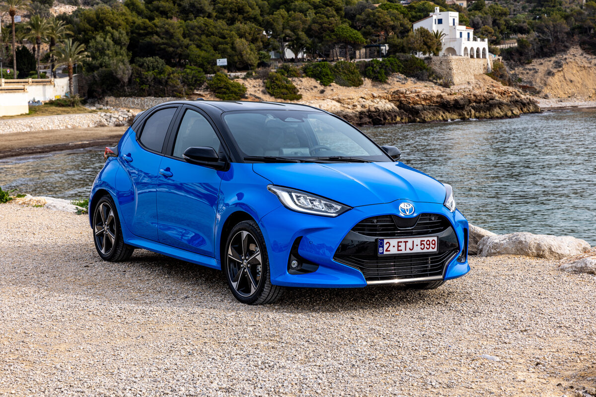 Рестайлинг Yaris уже не за горами, он визуально идентичен своему предшественнику, но теперь с новой окраской «Neptune Blue» и черной контрастной крышей.