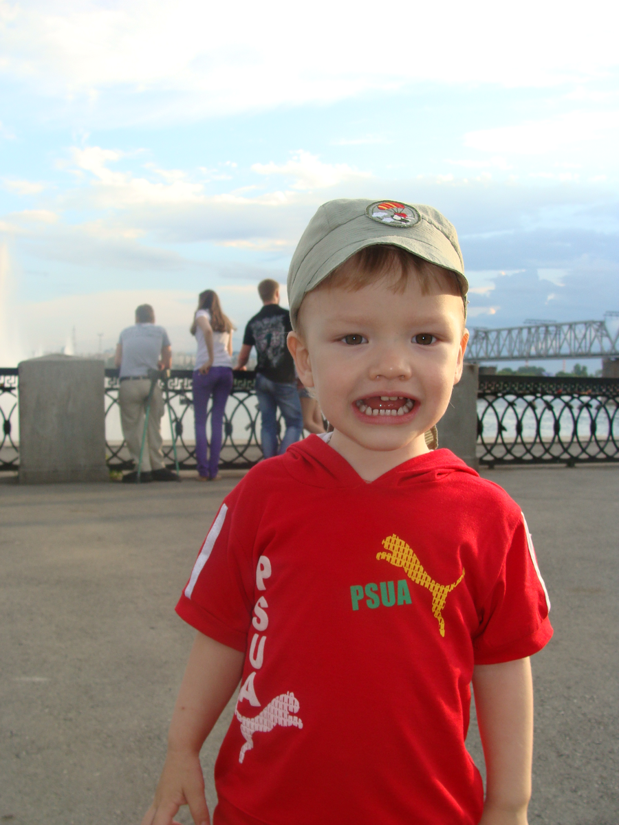 Весна 2011, малыш вполне ещё весёлый и сравнительно спокойный.