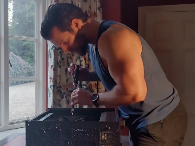    Генри Кавилл за сборкой своего ПК