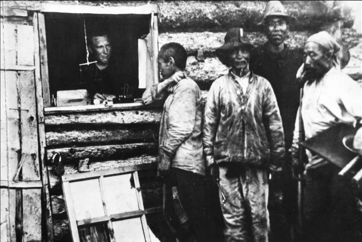 Примерно так выглядела выдача спирта на золотом прииске ХIX -века. Источник фото:https://proza.ru/pics/2015/05/20/144.jpg