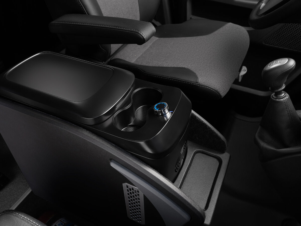 В подлокотнике Соболь NN скрыт холодильник с регулировкой температуры 