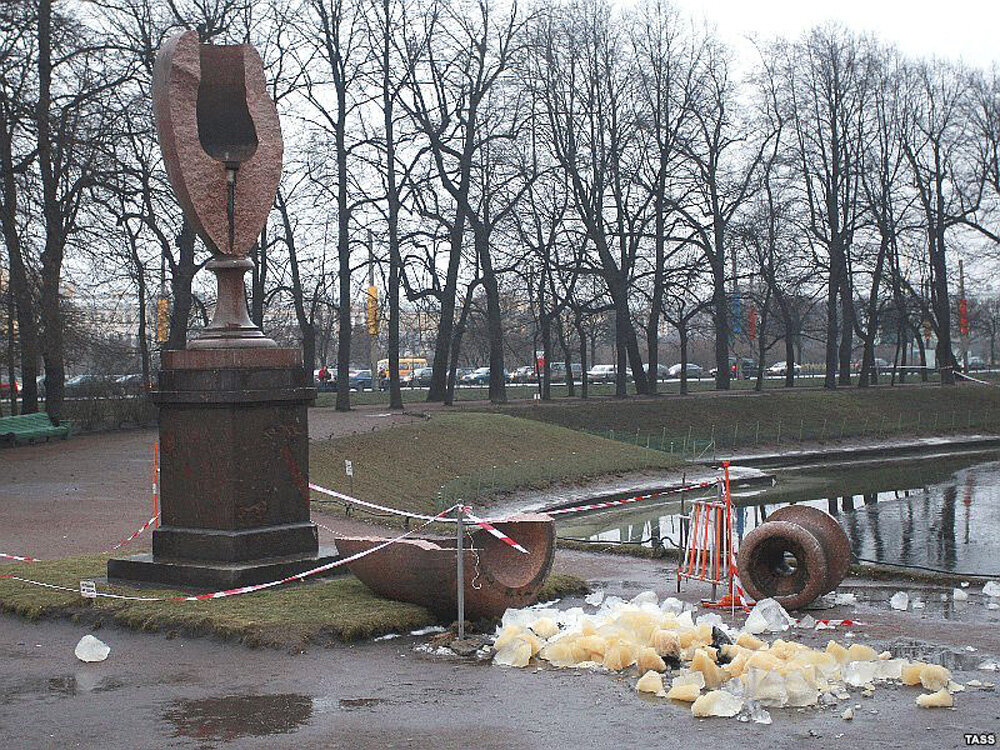 фото ТАСС. 2008 год. Ваза была закрыта деревянной пробкой. Ранее, в 1965 году, из вазы удаляли лед сотрудники Института Арктики. Как часто до 1965 года приходилось извлекать лед, занимались ли этим вообще с момента установки и когда впервые установили пробку в вазу - информации нет.
