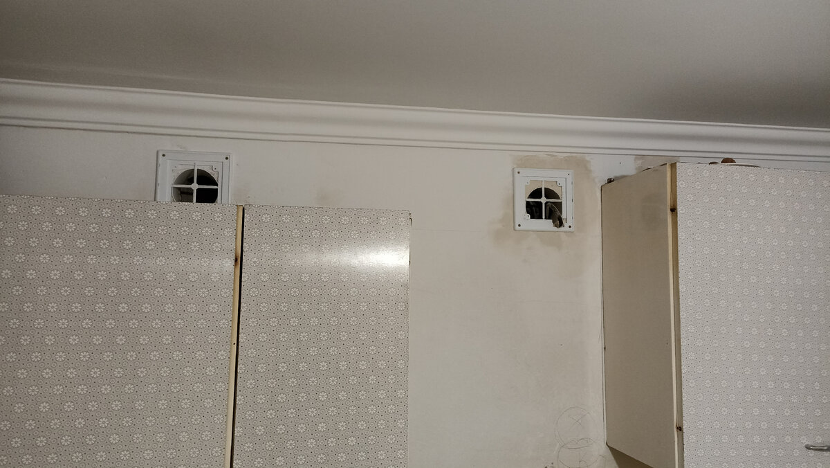 Решётки сняты в ожидании печника.