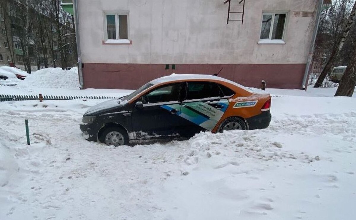 На ул. Металлургов водитель каршеринга бросил застрявшую машину посреди  проезда и ушёл | Myslo.ru | Дзен