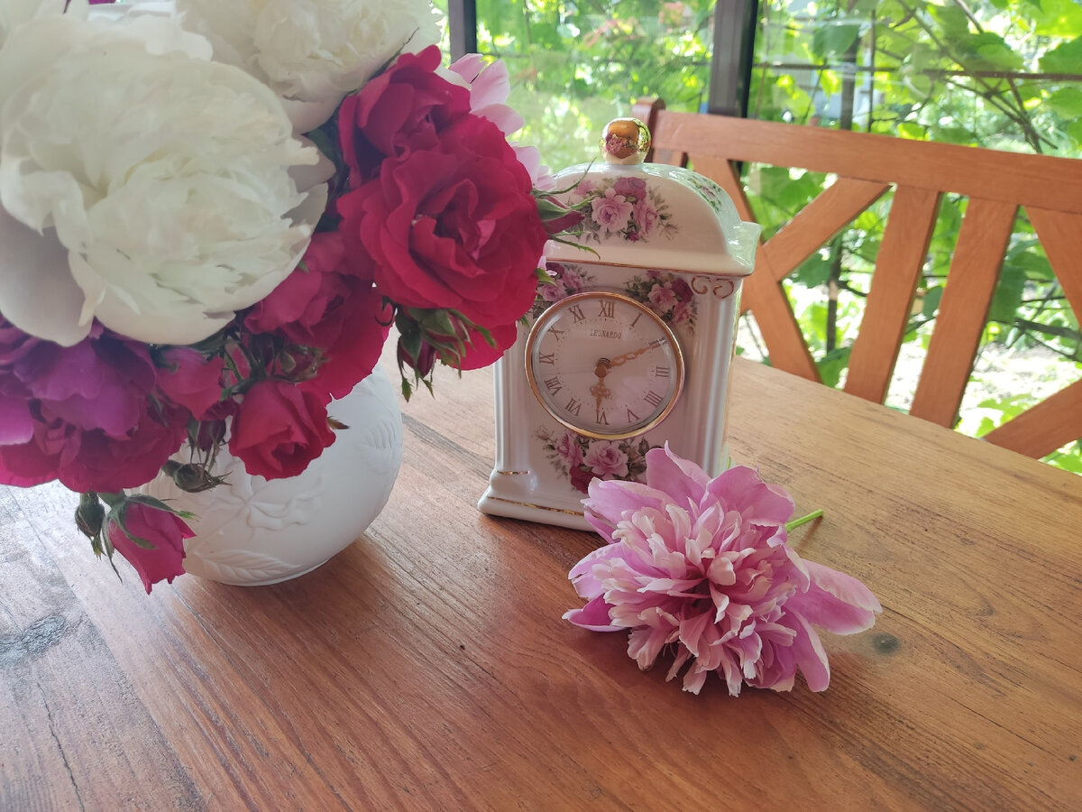 Часы для сада с розами