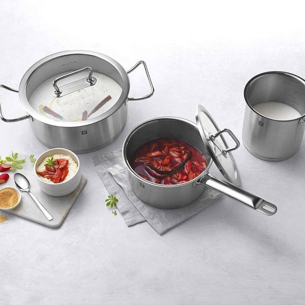 Для кого бы вы ни готовили и что бы ни подавали, сотейник подходит для любого блюда и для использования на
всех типах плит, включая индукционные😌

Невероятно удобные ручки из нержавеющей стали с логотипом Zwilling долгое время остаются прохладными❄️
Это позволяет безопасно перемещать
сотейник в любое время🕐

✅ПРЕИМУЩЕСТВА:

 1. Плотно прилегающая стеклянная крышка: ограниченная утечка тепла или пара, идеально подходит для здорового и энергосберегающего приготовления.
 2. Практичная встроенная измерительная шкала.
 3. Высокое качество благодаря большей толщине стенки корпуса из нержавеющей стали 18/10 (0,8мм)
 4. Упрочненное титаном капсульное дно - исключительно устойчивое к коррозии.
 5. Ручки из прочной нержавеющей стали остаются прохладными в течение длительного времени и обеспечивают удобство использования.
 6. Подходит для всех типов плит, в том числе индукционных.
 7. Подходит для приготовления вкусных блюд в духовке (до 200 °С)