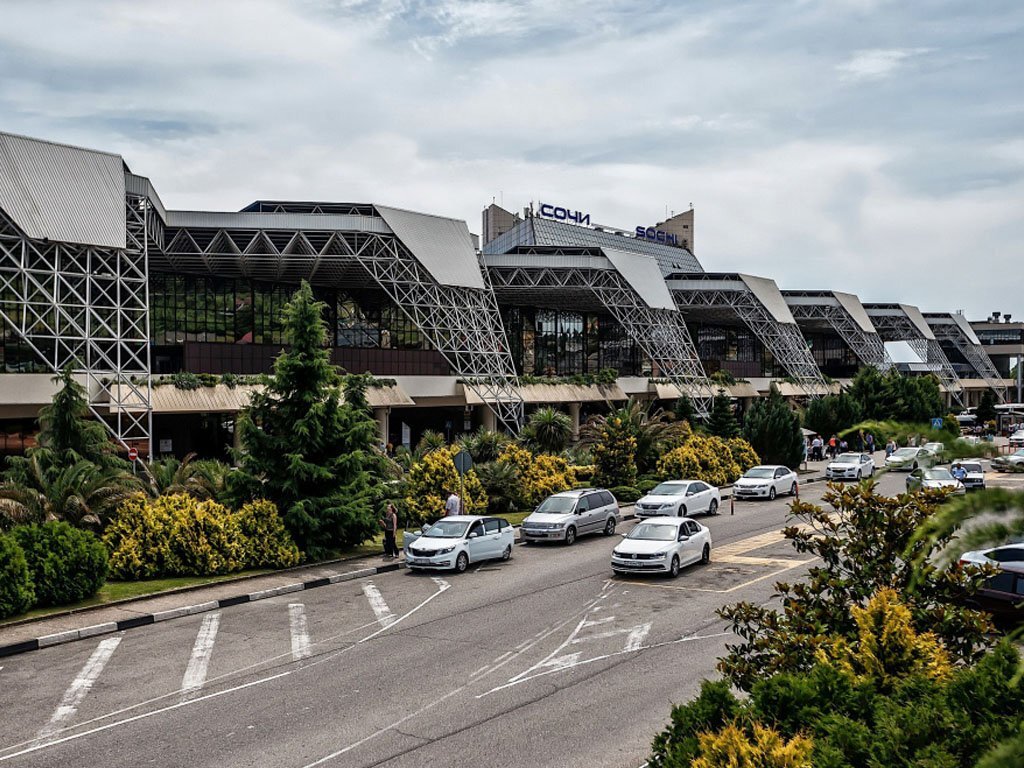 В Сочи всегда тепло, можно проститься и вне терминала. Здесь и далее все фото взяты из открытых источников