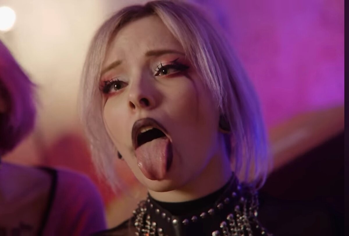 Кадр взят из клипа группы Neverlove "Альтушка"