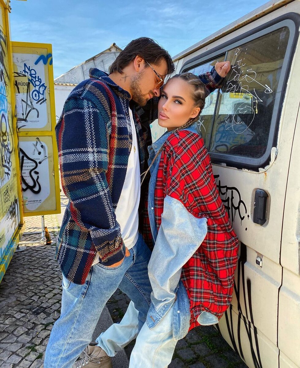 В 2020 году Ханна разработала и выпустила собственный парфюм и коллекцию ежедневников, а также стала обладательницей статуэтки «Золотой Граммофон» и премии «Cosmopolitan Beauty Awards» «Французский поцелуй» выбился в тренды и стал одним из самых транслируемых хитов 2020 года вполне заслуженно. Песня и клип к ней способны подарить целую бурю эмоций любому, кто хотя бы раз в жизни чувствовал в себе любовь на грани безумия.
Чтобы снять для хитовой новинки достойный клип, Ханна и Михаил отправились в Португалию. Музыкантам повезло – они успели улететь до того, как были отменены международные рейсы. Большинство сцен отсняли в Лиссабоне. Как это часто бывает, без трудностей при работе не обошлось: в один из дней всю съёмочную группу задержала местная полиция. Оказалось, что для проведения съёмок необходимо получать разрешение у властей.
Но главным камнем преткновения для исполнителей стали даже не проблемы с блюстителями закона, а необходимость изобразить в кадре настоящую страсть. «Играть в любовь с женой босса оказалось страшнее встречи с португальской полицией» – отметил позже Марвин.
Впрочем, «химию» на экране артистам и режиссёру Кате Як удалось изобразить на сто баллов из десяти. Яркий клип с драмой на уровне «Луны» Лёши Свика вызвал у зрителей море эмоций и хвалебных комментариев. От Марвина в образе парня, перешагнувшего черту закона, поклонницы и вовсе пришли в восторг.