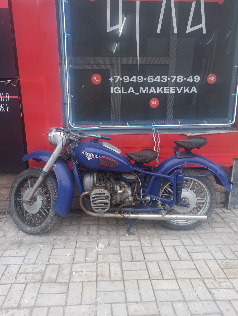 Ретро - мотоцикл в районе кинотеатра "Союз". В Донецке и Макеевке есть места, где в качестве арт-объектов используются отреставрированные старые мотоциклы и роботы, изготовленные из автомобильных деталей.