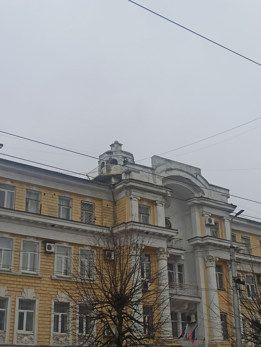 На улице Ленина сохранились башенки МПВО (местной противовоздушной обороны). В середине XX века они использовались для наблюдений за небом.