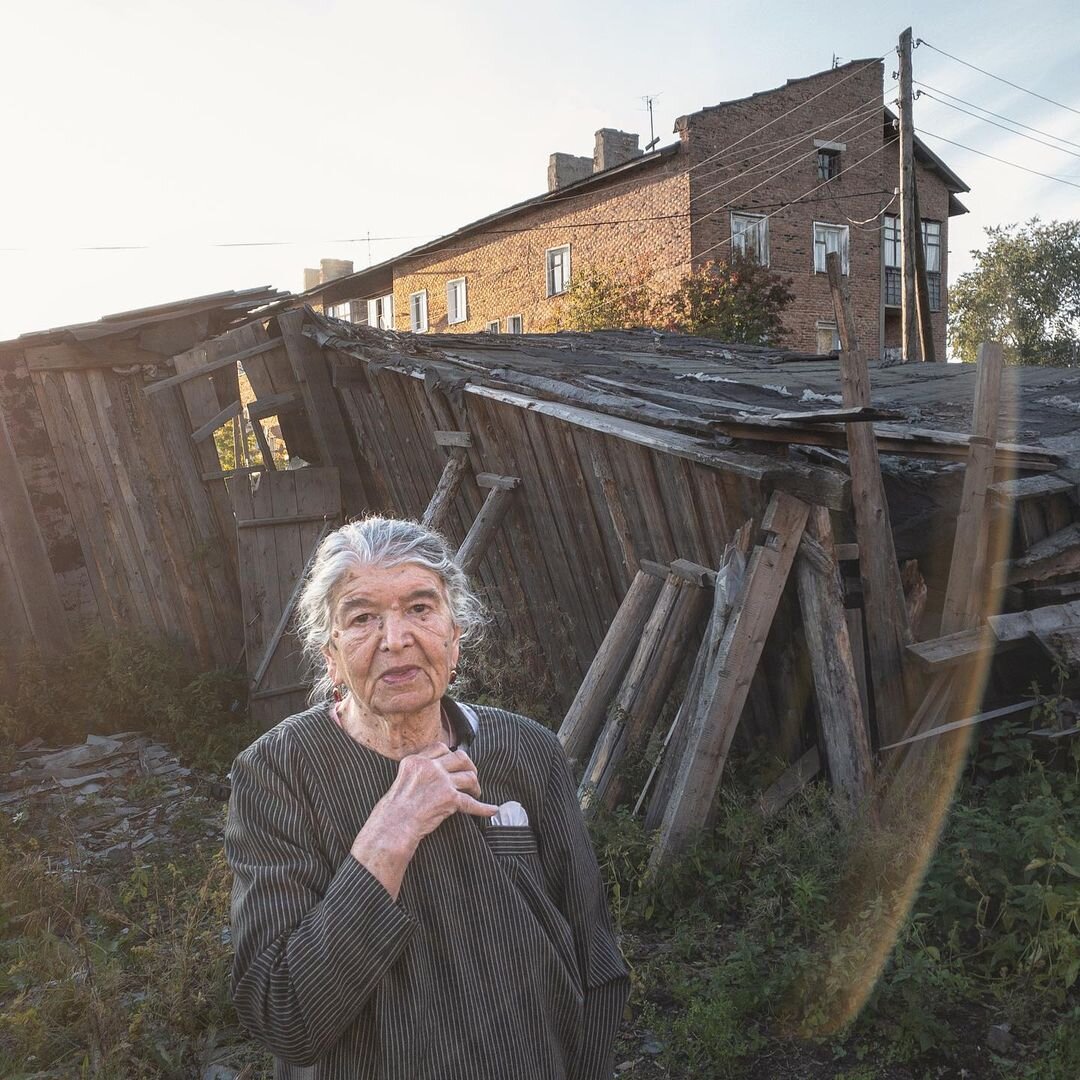 Один из немногих "заказных" снимков. 83-летняя женщина (пос. Ныроб) попросила выложить в интернет ее покосившийся сарай. В надежде, что ей помогут восстановить развалюху. Для нее это последняя надежда. 