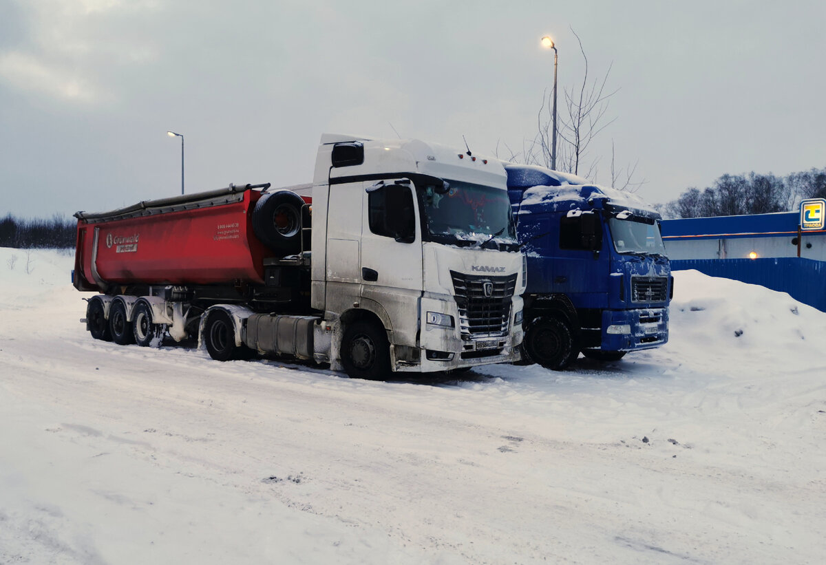Магистральный седельный тягач КАМАЗ 54901, а рядом - белорусский МАЗ. Вот в прицепах почти не разбираюсь, поэтому будет классно ,если кто-то сможет подсказать модель прицепа. Трасса М2 "Крым", АЗС "Трасса".