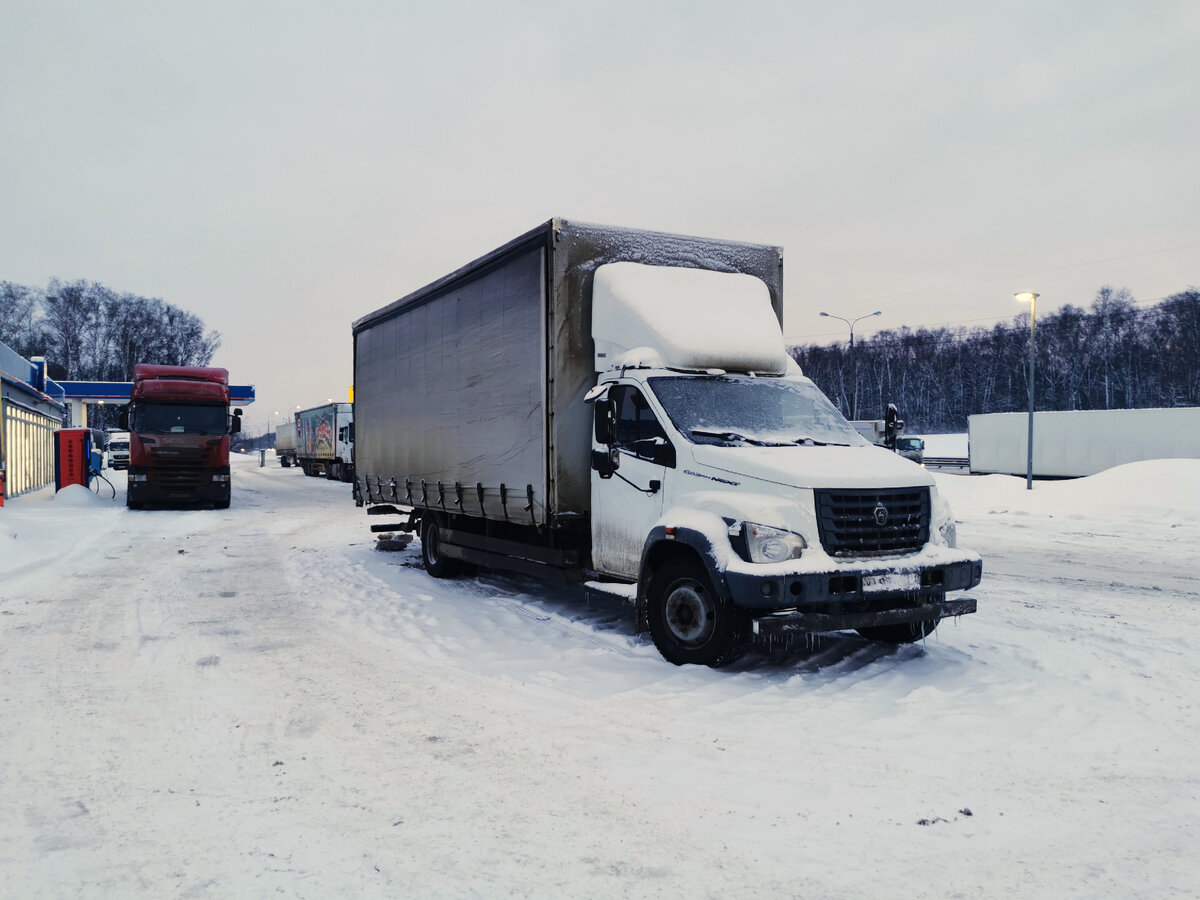 Грузовой автомобиль Газон Next. К сожалению, более точно определить не смог. Трасса М2 "Крым", АЗС "Трасса".