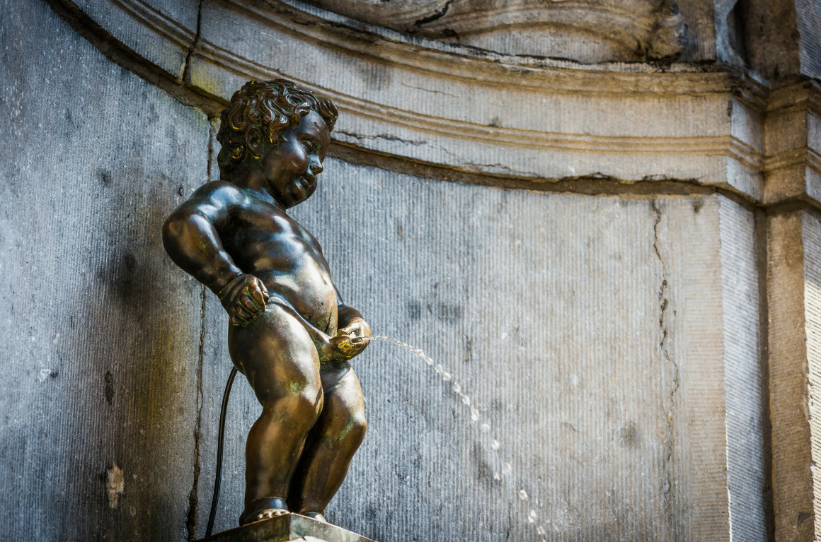Маннекен пис брюссель. Manneken pis / маннекен пис. Маннекен пис статуя брюссель. Скульптура в бельгии manneken pis. Мальчик скульптура.
