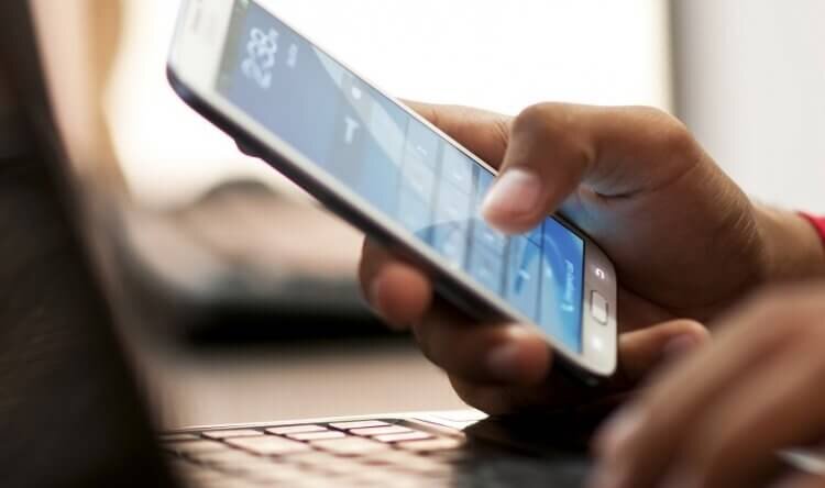    Поменять язык можно только в одном приложении