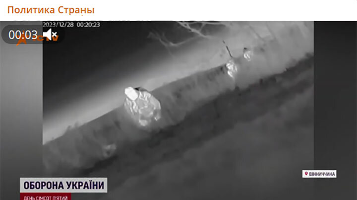 УКЛОНИСТЫ НАЧАЛИ МАСКИРОВАТЬСЯ ПОД ДИКИХ ЖИВОТНЫХ, ЧТОБЫ СБЕЖАТЬ ИЗ УКРАИНЫ. СУДЯ ПО ВИДЕО, МУЖЧИНЫ РЕШИЛИ ПЕРЕЙТИ ПОЛЕ НА ЧЕТВЕРЕНЬКАХ. НО И ЭТО ИХ НЕ СПАСЛО. СКРИНШОТ КАДРА ВИДЕО ТГ-КАНАЛА "ПОЛИТИКА СТРАНЫ"