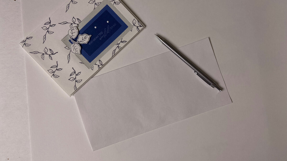Получила заказ от подруги на создание конверта для подарка мужу на день рождения. За референс она попросила взять одну из открыток, выложенную на сайте магазина.