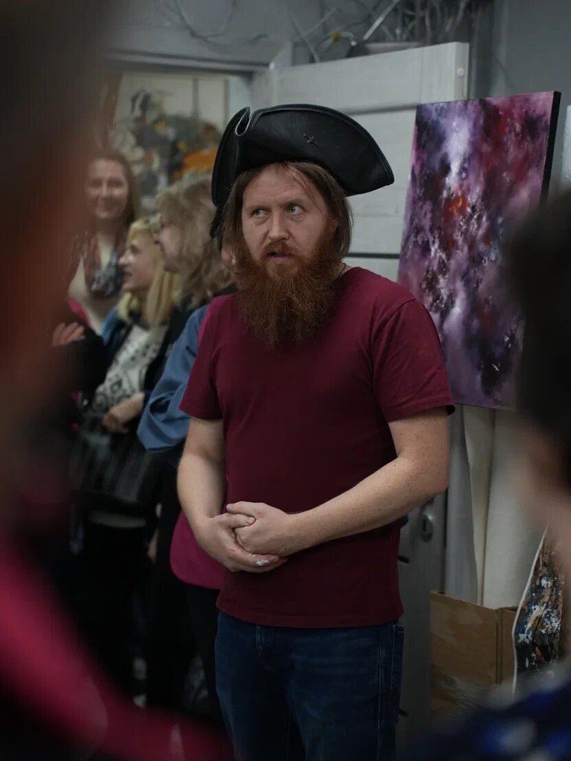 Олег Лукьянов на презентации Клуба анонимных абстракционистов (КАА).