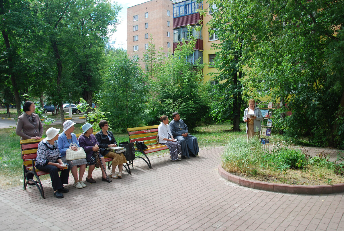 Попова Т.В. задаёт загадки одной из команд