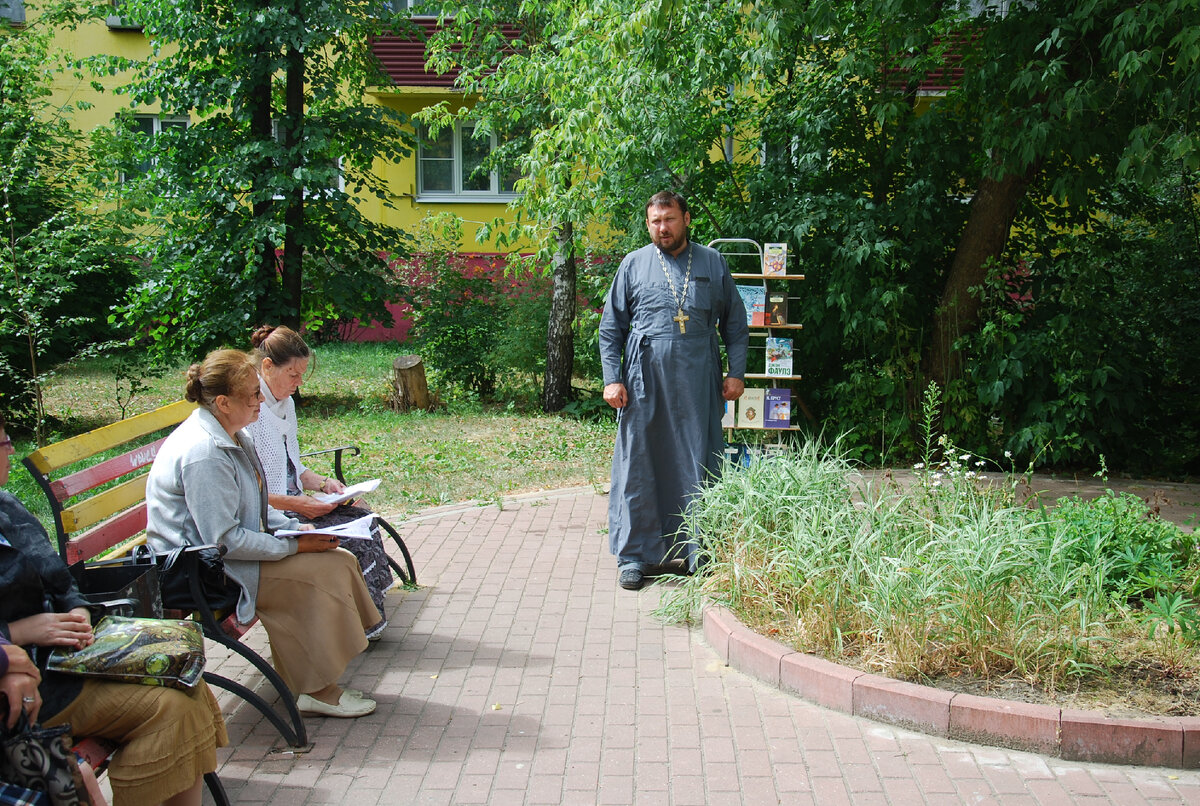 Прот. Андрей Козорезов открывает встречу с читателями