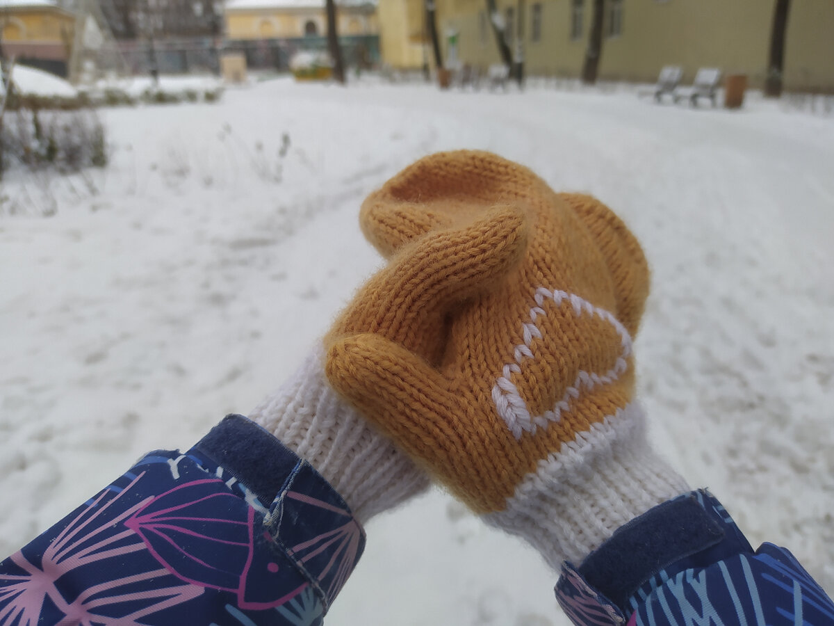 Основные варежки дочери. Фото автора