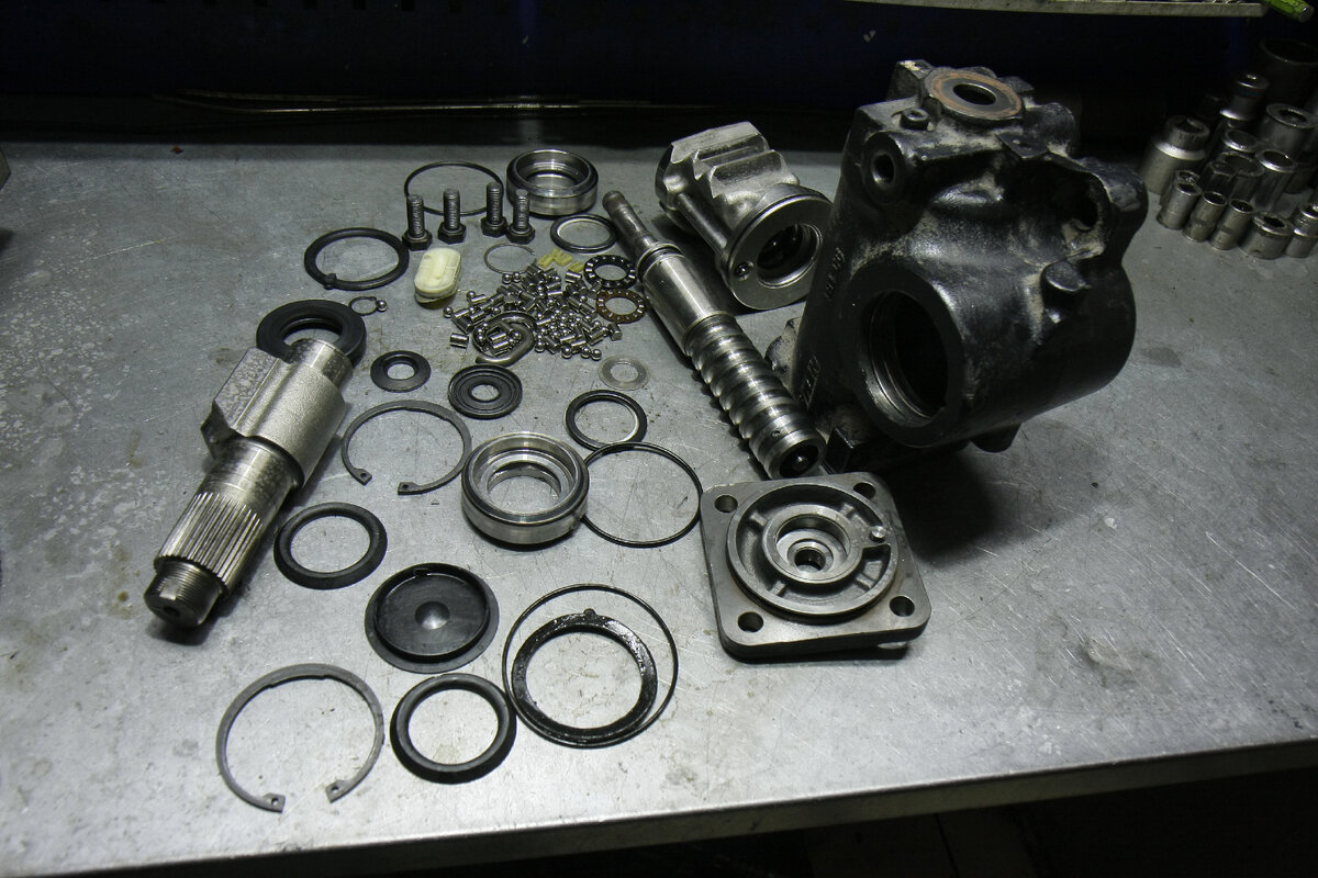 Полный набор деталей рулевого редуктора.